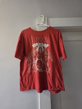 Que Red Graphic Short Sleeve Tee with White Band Emblem